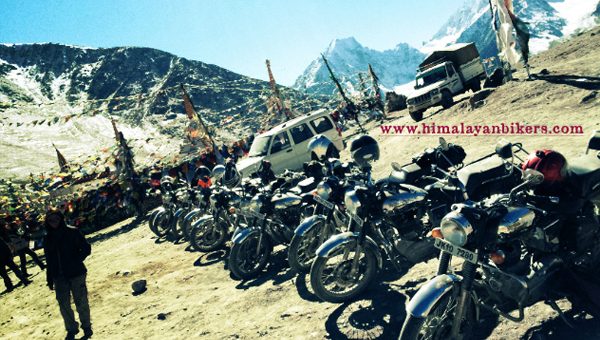 Royal Enfield au col du Kumzum La au Spiti - Voyage moto du Kinnaur au Spiti, Himachal pradesh, Inde, Himalaya