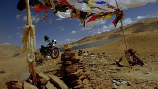 Royal Enfield et drapeau à prière au lac Tsomoriri - Voyage à moto Transhimalayenne et Ladakh, Inde, Himalaya