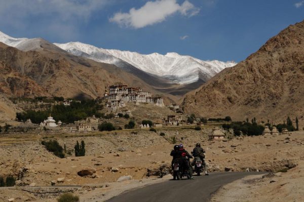 Voyage moto en Inde Himalaya - Monastère de likir en Royal Enfield au Ladakh