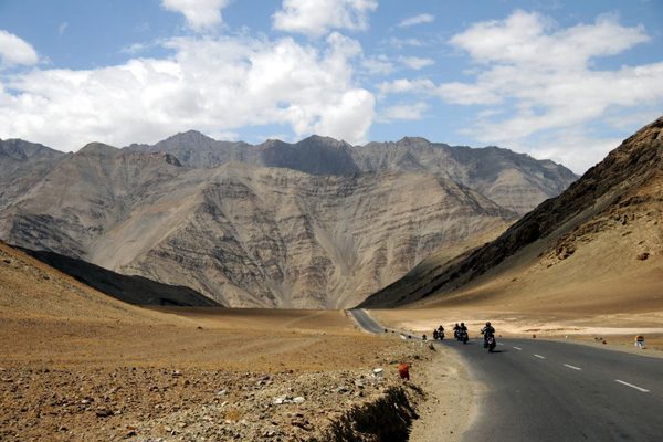 Route de Leh à Lamayuru dans la vallée de l'Indus - Voyage à moto Transhimalayenne et Ladakh, Inde, Himalaya