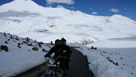 Col de Baralacha La en Royal Enifeld sur la route de Manali à Leh - Voyage à moto Transhimalayenne et Ladakh, Inde, Himalaya