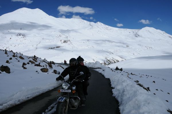 Col de Baralacha La en Royal Enifeld sur la route de Manali à Leh - Voyage à moto Transhimalayenne et Ladakh, Inde, Himalaya