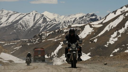 Royal Enfield sur la route de Manali à Leh au col de Lachunglung La - Voyage à moto Transhimalayenne et Ladakh, Inde, Himalaya