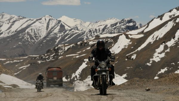 Royal Enfield sur la route de Manali à Leh au col de Lachunglung La - Voyage à moto Transhimalayenne et Ladakh, Inde, Himalaya