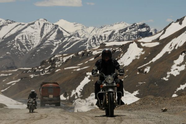 Royal Enfield sur la route de Manali à Leh au col de Lachunglung La - Voyage à moto Transhimalayenne et Ladakh, Inde, Himalaya