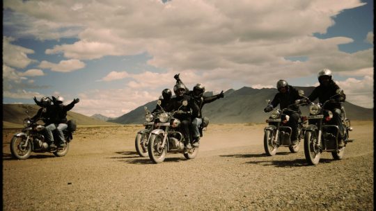 Groupe de motards sur la route Manali Leh - Voyage à moto Transhimalayenne et Ladakh, Inde, Himalaya