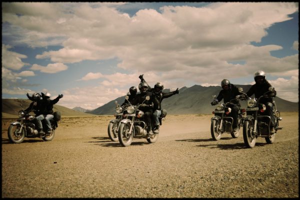 Groupe de motards sur la route Manali Leh - Voyage à moto Transhimalayenne et Ladakh, Inde, Himalaya