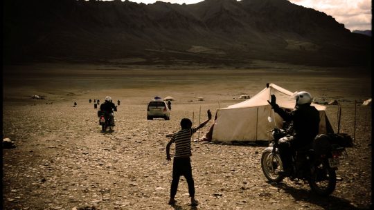 Royal Enfield au camp de nomade sur le moray plain - Voyage à moto Transhimalayenne et Ladakh, Inde, Himalaya