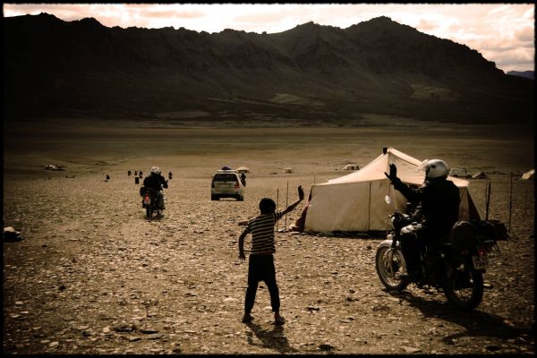 Royal Enfield au camp de nomade sur le moray plain - Voyage à moto Transhimalayenne et Ladakh, Inde, Himalaya