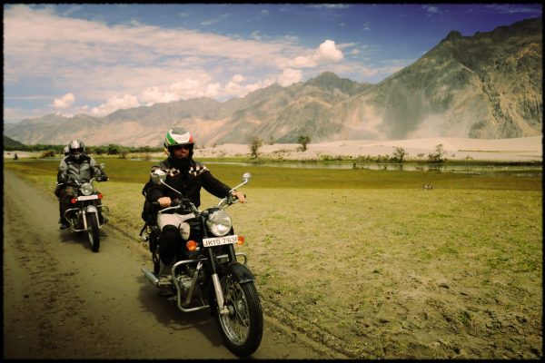 Royal Enfield dans la vallée de la Nubra - Voyage à moto Transhimalayenne et Ladakh, Inde, Himalaya