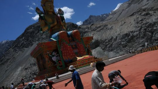 Bouddha Maitreya au monastère de Diskit dans la vallée de la Nubra - Voyage à moto Transhimalayenne et Ladakh, Inde, Himalaya
