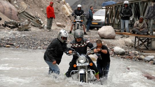 Passage de guet sur la route Manali Leh en Royal Enfield - Voyage à moto Transhimalayenne et Ladakh, Inde, Himalaya