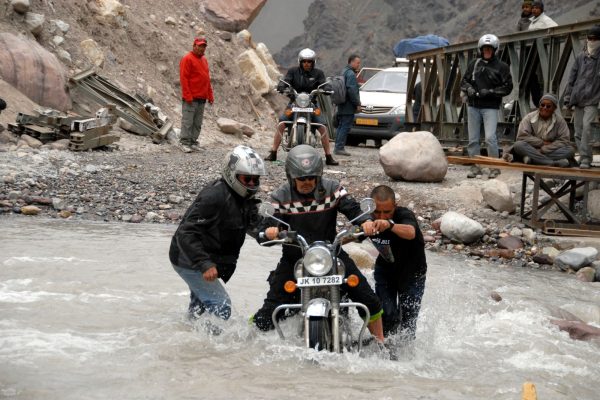 Passage de guet sur la route Manali Leh en Royal Enfield - Voyage à moto Transhimalayenne et Ladakh, Inde, Himalaya