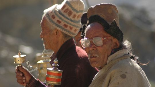 Villageois de Lamayuru avec leur moulin à prière - Voyage à moto Transhimalayenne et Ladakh, Inde, Himalaya