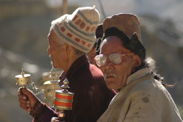 Villageois de Lamayuru avec leur moulin à prière - Voyage à moto Transhimalayenne et Ladakh, Inde, Himalaya