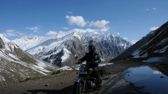 Royal Enfield sur la route Manali Leh - Voyage à moto Transhimalayenne et Ladakh, Inde, Himalaya