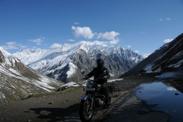 Royal Enfield sur la route Manali Leh - Voyage à moto Transhimalayenne et Ladakh, Inde, Himalaya