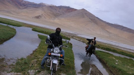 Royal Enfield et nomade à cheval au Lac Tsokar - Voyage à moto Transhimalayenne et Ladakh, Inde, Himalaya