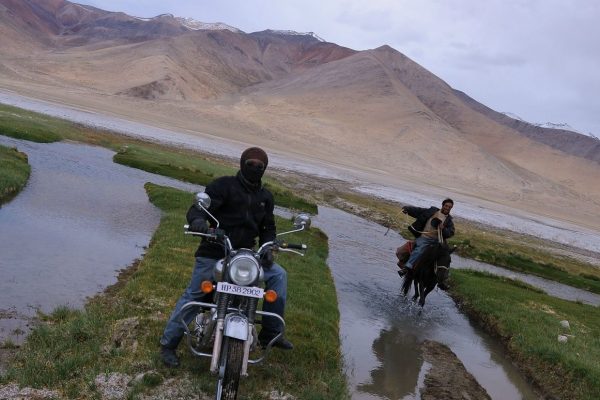 Royal Enfield et nomade à cheval au Lac Tsokar - Voyage à moto Transhimalayenne et Ladakh, Inde, Himalaya