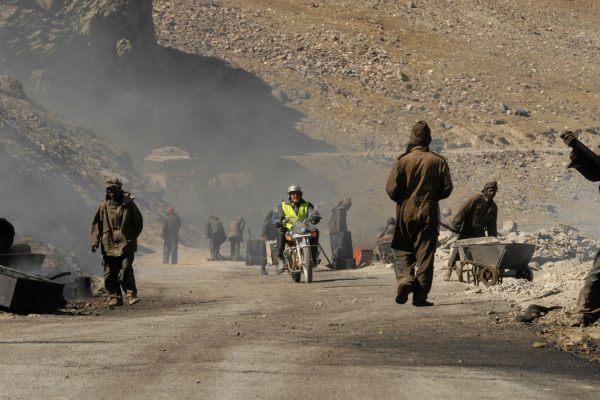 Royal Enfield et travailleurs de la route de Manali a Leh - Voyage à moto Transhimalayenne et Ladakh, Inde, Himalaya