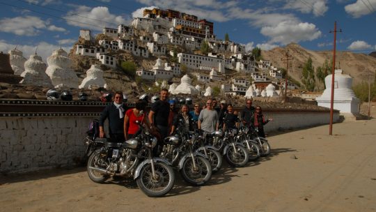 Royal enfield au monastère de Tiksey - Voyage à moto Transhimalayenne et Ladakh, Inde, Himalaya