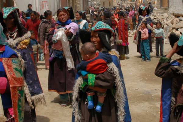 Ladakhi en habit traditionnel au village de Korzok au Ladakh - Voyage en moto Royal Enfield en Inde Himalaya